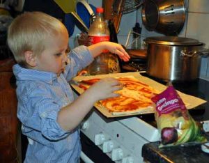 Alvin bakar pizza hos farmor